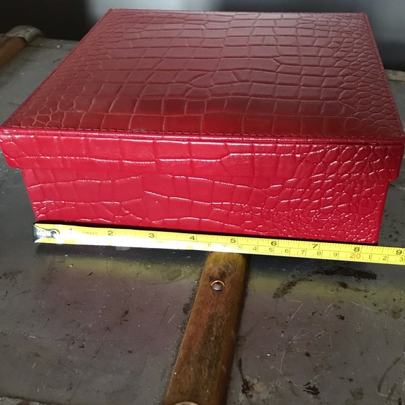 8” square red croc gift box 🎁 - Picture 2 of 6